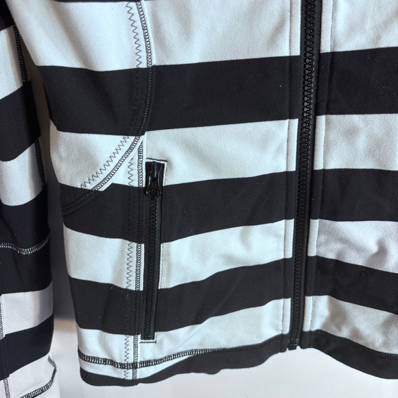 LULULEMON Sz. 8 Striped Black and White Zip Up Jacket with Thumbholes High Neck - Picture 3 of 9